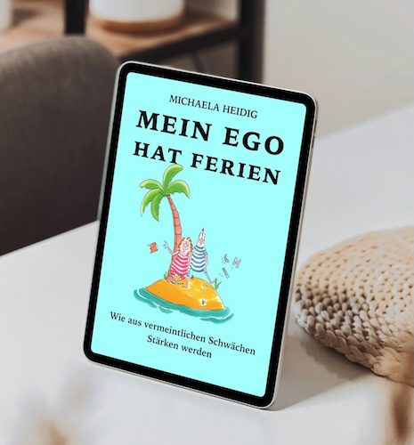 Buch ‚Mein Ego hat Ferien‘ von Michaela Heidig auf einem Tisch – Werkzeug zur Selbstreflexion und persönlichen Entwicklung für Lehrkräfte