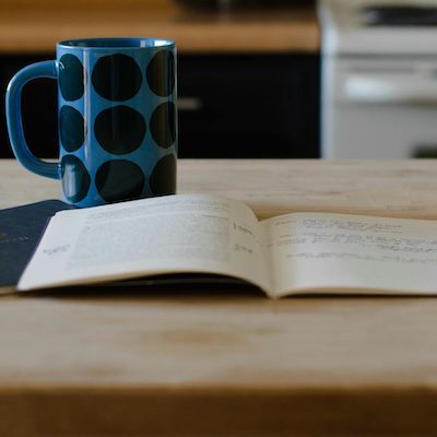 Burnout‑Prävention für Lehrer:innen beginnt bei dir selbst 6 Ruhige Schreibszene mit Notizbuch, Stift und Kaffeetasse – bewusster Moment der Selbstreflexion zur Burnout‑Prävention für Lehrkräfte