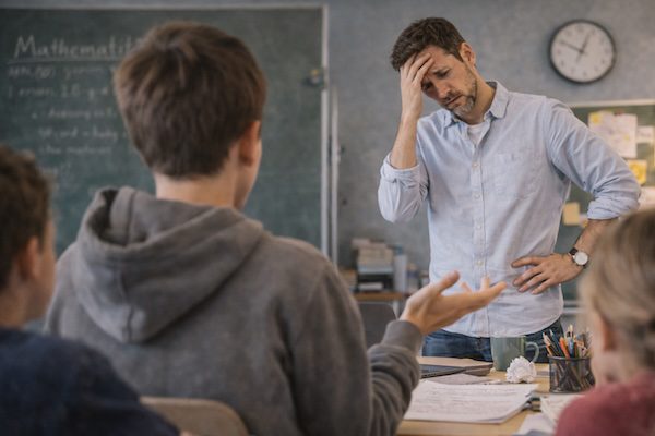 Burnout‑Prävention für Lehrer:innen beginnt bei dir selbst 3 Burnout durch Stress mit Schülern im Klassenzimmer während des Unterrichts