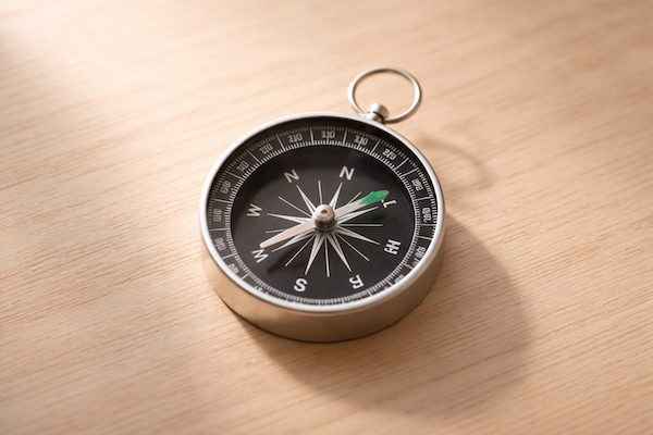 Emotionen im Unterricht – wie Lehrkräfte souverän bleiben, klar kommunizieren und innere Stärke entwickeln 15 Ein Kompass symbolisiert Orientierung und Selbstführung als Grundlage für den Umgang mit Emotionen im Unterricht.