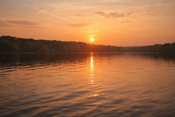 Sonnenuntergang über einem See als Symbol für Ruhe und Perspektivwechsel für Lehrer