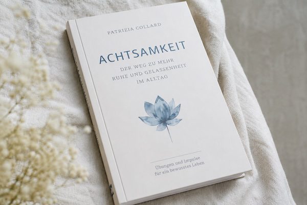 Achtsamkeit Buch mit Lotusblüte – Übungen für mehr Ruhe und Gelassenheit im Schulalltag.